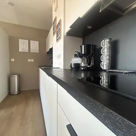 Cette With Terrace And Parking