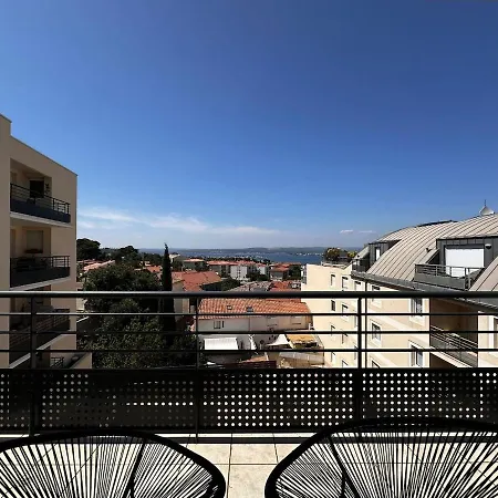 Cette With Terrace And Parking